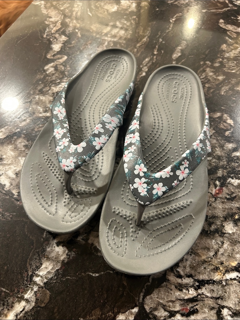 CROCS Womens Size 8 Gray Flip Flops with Pink & White Floral Straps